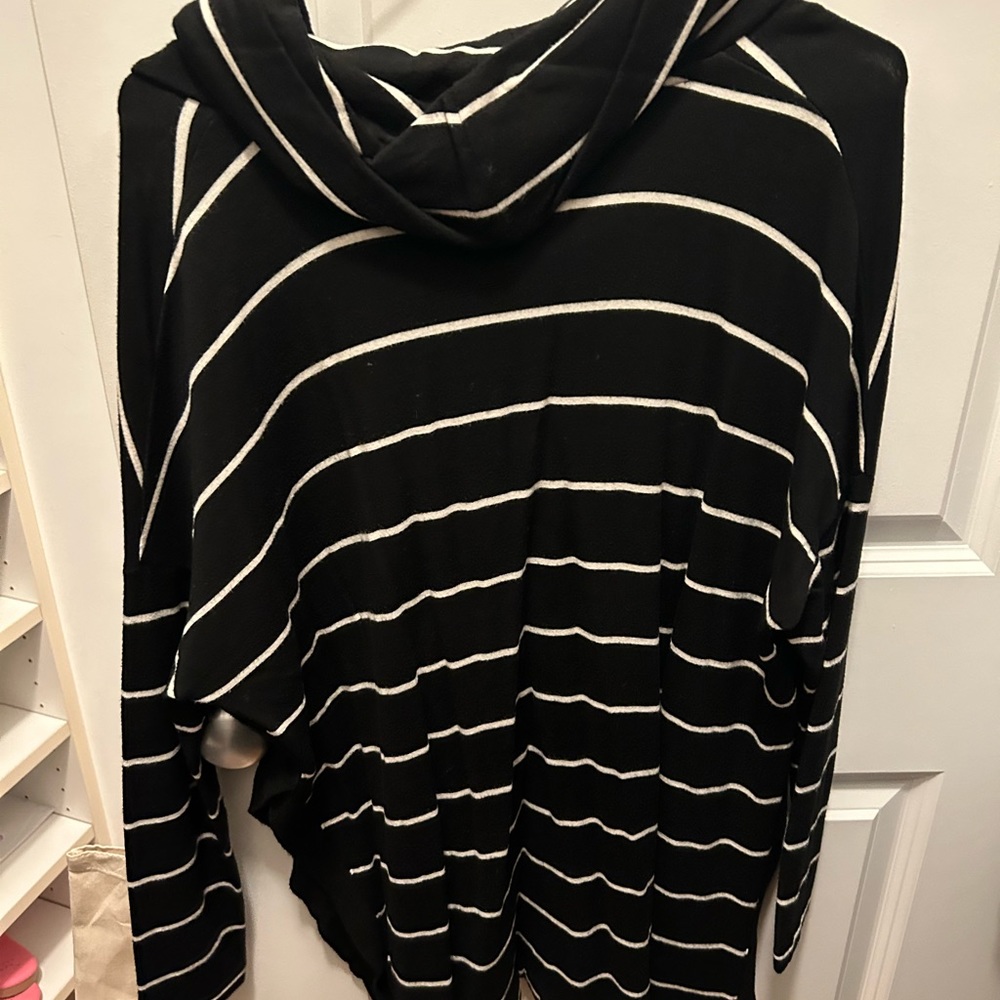GREAT CONDITION size small Lou and Grey super soft Pullover - Picture 3 of 4